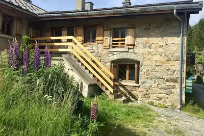 Image de Chalet authentique en pierre et mélèze / 350 m du télécabine 8/9 personnes 90 m²