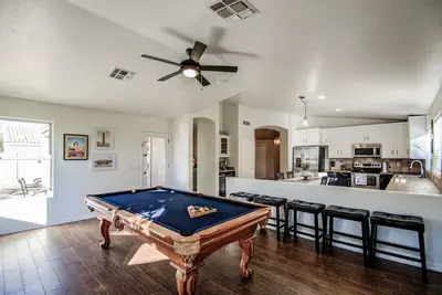 Image de Glendale Getaway- Walking distance to the Stadium