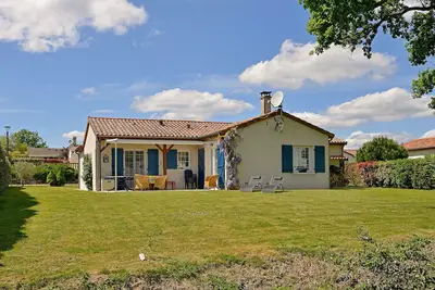 Image de Villa avec jardin près de beau terrain de golf