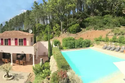 Image de Villa à Le Muy avec piscine et forêt