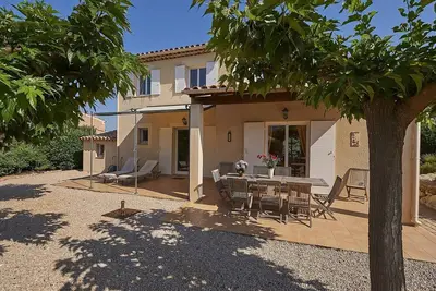 Image de Villa, dans un environnement vert