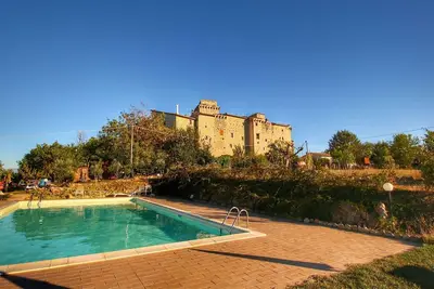 Image de Château de luxe avec piscine installé en Ombrie