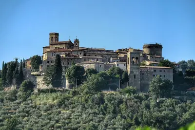 Image de Château médiéval avec piscine en forêt en Ombrie