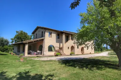 Image de Manoir ombrien entouré de vignobles