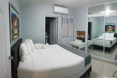 Image de Authentic Dr Cozy 3br House Steps from Supermarket