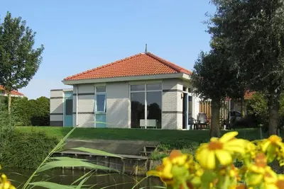 Image de Villa au Bord de l'Eau avec Ponton Privé