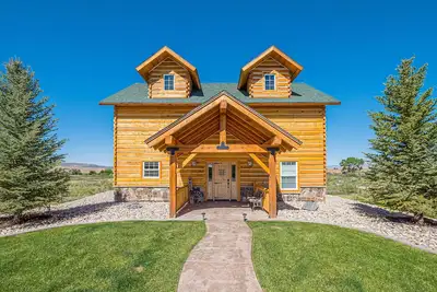 Image de Rustic Retreat: Log Cabin w/ Fire Pit & Pool Table!