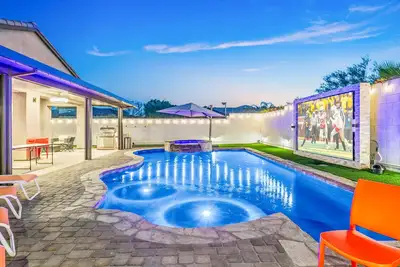Image de Hollywood Hideaway with 158\" Poolside Tv and 2 Arcades