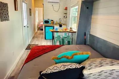 Image de Dog friendly! - #13 is 1 of 3 containers now dog friendly!