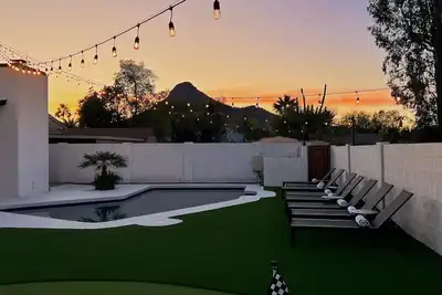 Modern 3 bedroom with heated pool and mountain view