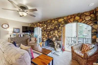 Inviting condo with fireplace, patio, & hot tub - walk to River Run lifts
