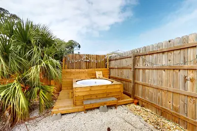 Image de Charming cottage with enclosed yard, patio, private hot tub & washer/dryer