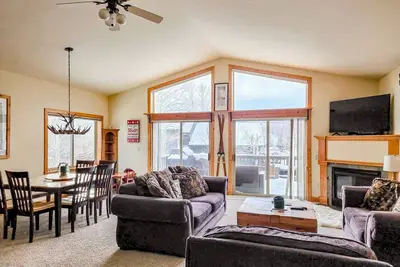 Image de Dog-friendly home with mountain views, deck, washer/dryer, kitchen & fireplace
