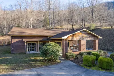 Image de Mountainside house with long range views, pool table, firepit, & W/D
