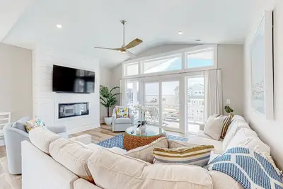 Image de New sound-view home with private outdoor pool, fireplace, grill, outdoor shower