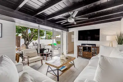 Image de Trendy canal-front home with dock, full kitchen, central Ac, & washer/dryer