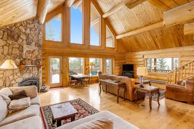 Image de Rare mountain-view log home with hot tub, fireplace & WiFi - near Breckenridge