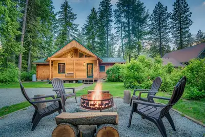 Leavenworth Area Idyllic Rustic Modern Log Cabin with Hot Tub