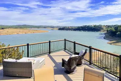 Image de Stunning lakefront home with 2 patios, chef's kitchen, & lake access