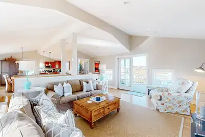 Image de Lovely oceanfront home with balcony, central Ac, & washer/dryer