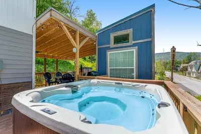 Image de Two cozy tiny homes with a private hot tub, large deck, grill, Ac - dog friendly
