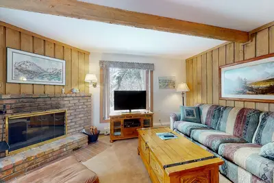 Image de Mountain-view condo with wood-burning fireplace & deck - walk to village