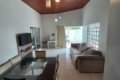 Image de Casa Com Piscina Em ÁREA Nobre PRÓXIMO A Praia Parques Restaurantes E Shopping.