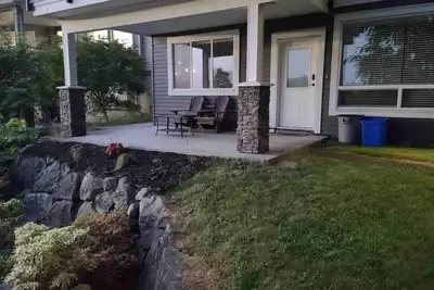 Image de Scenic 2 bedroom walkout suite with hot-tub and outdoor pool, across from Park.