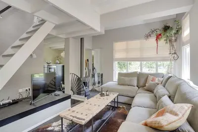 Image de Maison design avec cheminée à Bedafse Bergen