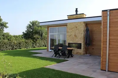 Image de Maison de jardin confortable avec cheminée