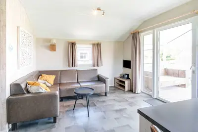 Image de Belle maison avec véranda et jetée