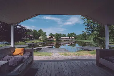 Image de Chalets avec une salle de bain, près d'un étang