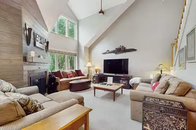 Image de Ski-in/out mountainside condo with pool, hot tub, game room & washer/dryer