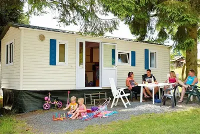 Image de Mobil home cosy avec terrasse, au milieu des