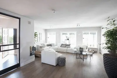 Image de Villa de luxe avec cuisine extérieure et vue sur un lac récréatif