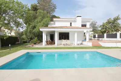 Image de Villa de Luxe avec Piscine, Jardins et Proche Plage à Vélez-Málaga