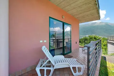 Image de Logement dans un village de vacances 'Studio Lake Como' avec jardin partagé & Wi-Fi