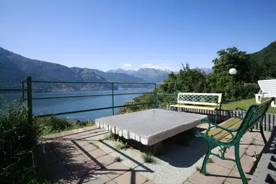 Image de Logement dans un village de vacances 'Monolocale con soppalco Lake Como' avec balcon et Wi-Fi