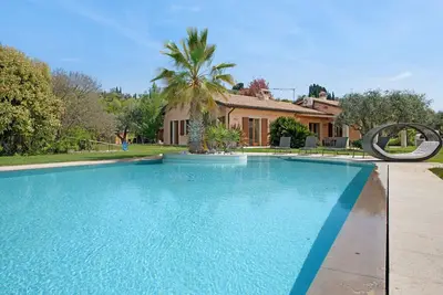 Image de Villa Sellemond avec vue sur le lac, piscine, jardin et Wi-Fi.