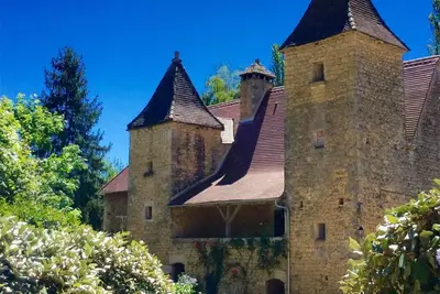 Image de Un espace magnifique, des jardins et une piscine pour se détendre et profiter.