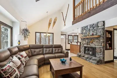 Image de Blue Haven is a beautiful home in the heart of Killington and minutes from the slopes. Private Hot Tub!