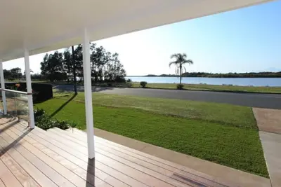 Image de Blue Lagoon Hamptons Style Holiday Home facing the Lagoon at Harrington
