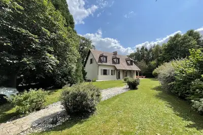 Propriété de campagne rénovée avec cheminée, à proximité de forêt
