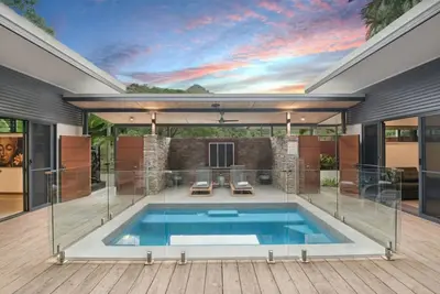 Image de Luxurious Tropical Retreat with Private Pool Near Crystal Cascades