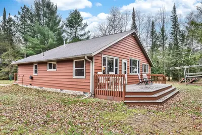 Image de Dog-friendly lakefront cottage with private dock, firepit, grill & washer/dryer