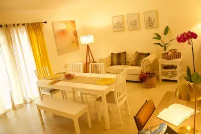 Charming 4bd house near the coast with backyard