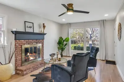 Image de Modern Midcentury Midtown Renovated 3bed/2bath