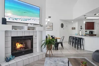 Image de Great Location | Walk to Beach | Pool | Fenced Yard 🏖️🌴