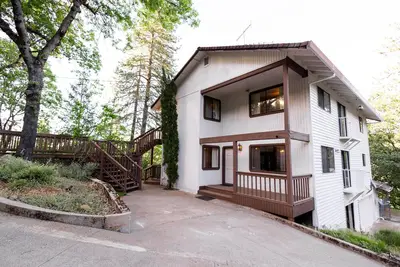 Image de Mountain Cabin w/ Gorgeous Forest Lounge & Hot Tub
