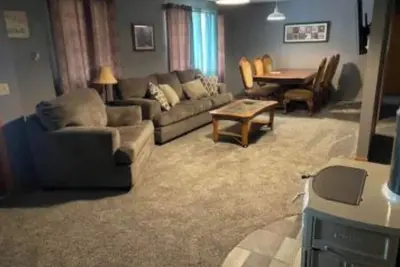 Image de Large home 2 living rooms, 4 bedrooms. Near lakes and great hunting and fishing.